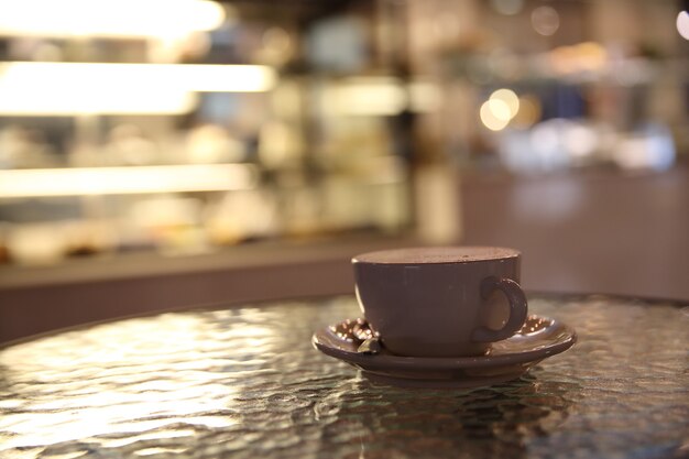 Latte heißer Kaffee auf Holzhintergrund