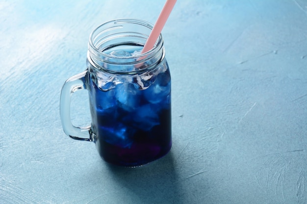 Latte helado de guisantes de mariposa. Bebida fría de verano saludable, té orgánico helado de flor de guisante de mariposa azul y violeta