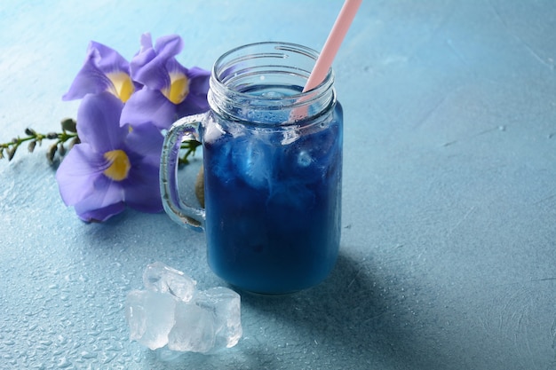 Latte helado de guisantes de mariposa. Bebida fría de verano saludable, té orgánico helado de flor de guisante de mariposa azul y violeta