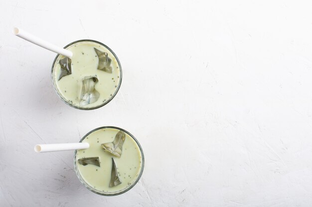 Latte helado verde matcha con leche de almendras