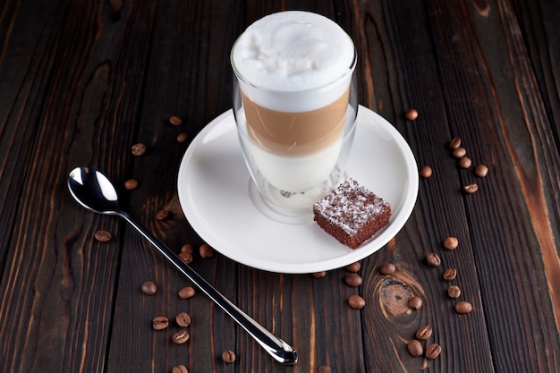 Latte Kaffee auf einem dunklen Holzbrett