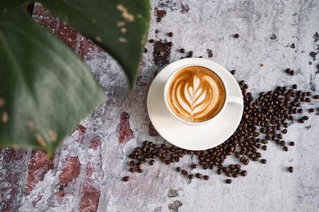 Foto latte-kaffee auf einem holztisch in einem café