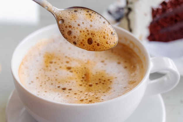 Latte Kaffee in einem Löffel auf weißem Tisch