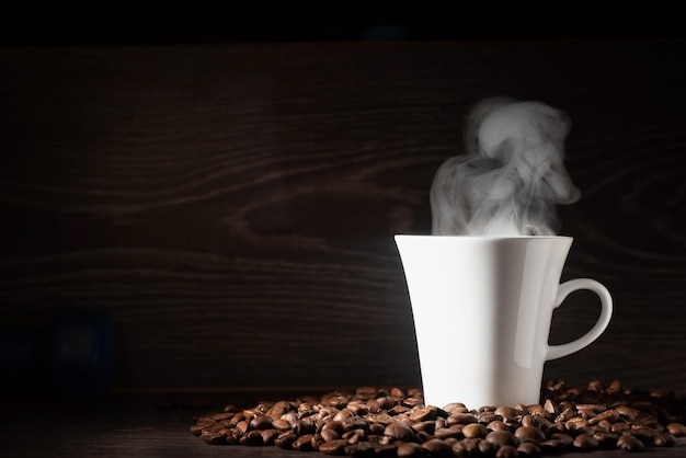 Latte-Kaffee oder Kaffee auf Holztisch im Café am Morgen