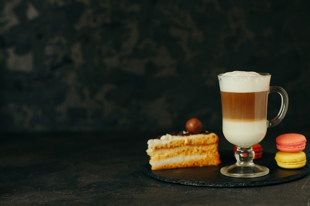 Latte Kaffee und Süßigkeiten