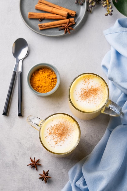 Foto latte de leche dorada de cúrcuma con especias y miel bebida saludable y acogedora para mejorar la inmunidad, desintoxicación, antiinflamatoria