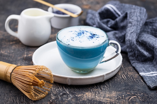 Latte matcha azul con leche