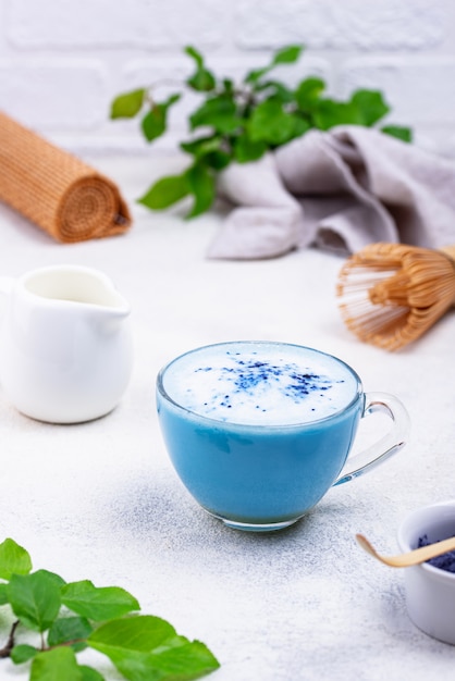 Latte matcha azul con leche