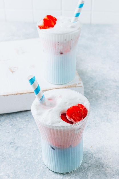 Latte matcha de morango de verão com gelo em um copo de vidro