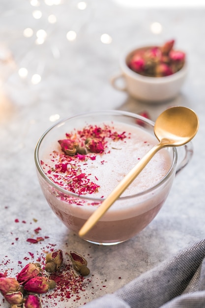 Latte matcha rosa com leite. Bebida da moda. Bebida de natal