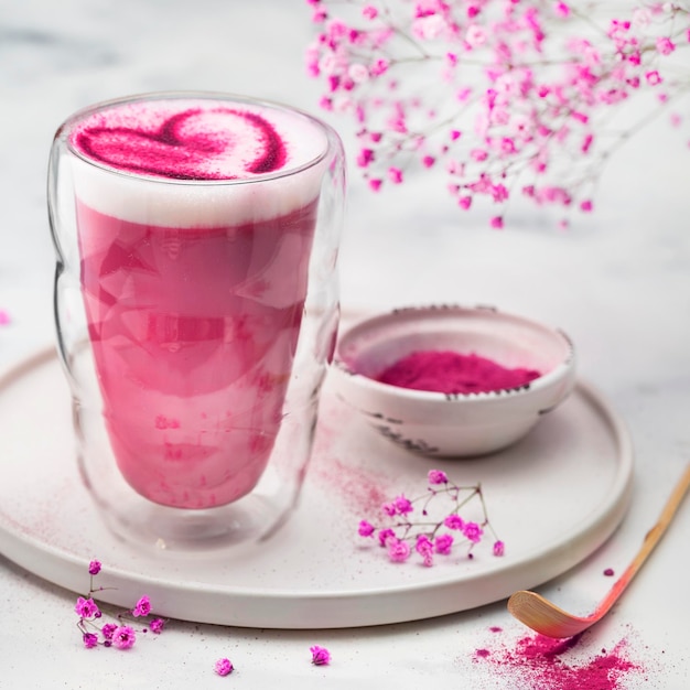 Latte matcha rosa com leite Bebida na moda de pó de fruta do dragão