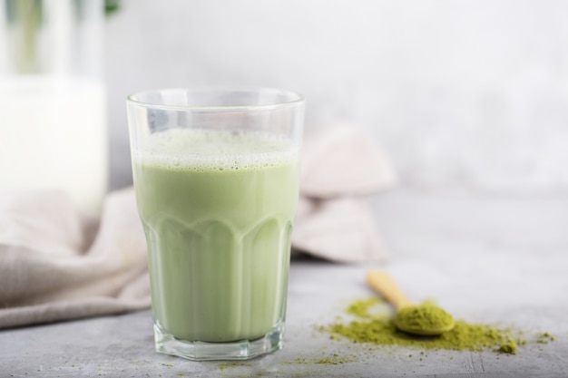 Latte de matcha verde caliente con leche de almendras