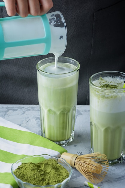 Latte matcha verde. O leite batido é adicionado ao chá verde. Bebida saudável.