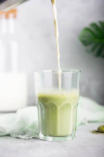 Latte matcha verde quente com leite de amêndoa