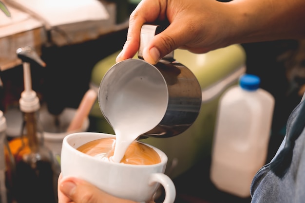 Latte Milch Creme Blume Holzlöffel Kaffeebohne Hintergrund