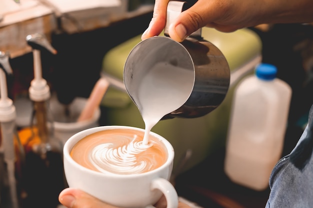 Latte Milch Creme Blume Holzlöffel Kaffeebohne Hintergrund