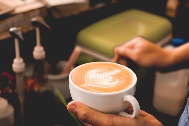 Latte Milch Creme Blume Holzlöffel Kaffeebohne Hintergrund