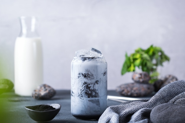 Latte negro helado de carbón activado con café y leche vegana. Detox, bebida refrescante de verano