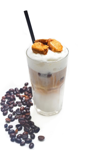 Latte de peine de miel con granos de café aislado sobre fondo blanco.