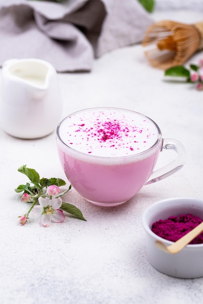 Latte rosado matcha con leche