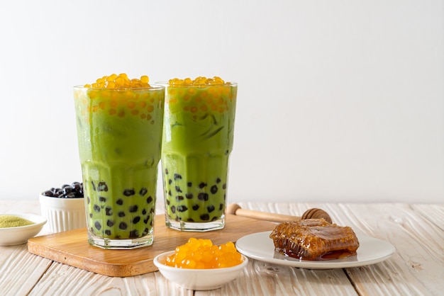 latte de té verde con burbujas y burbujas de miel