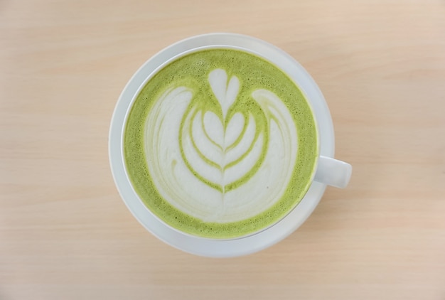 latte de té verde matcha con arte latte en forma de corazón