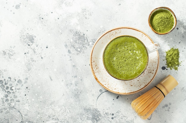 Latte de té verde matcha en una taza con crema.