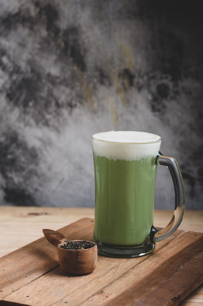 latte de té verde matcha en vidrio