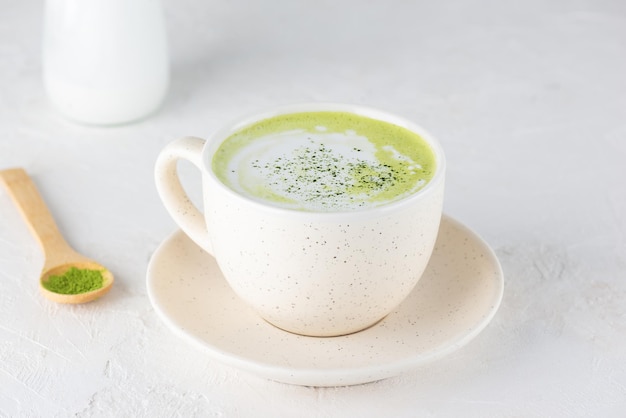 Latte vegano de matcha con leche de coco en una taza.