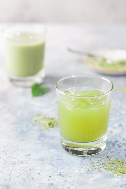 Latte verde matcha gelado em copos pronto para ser servido