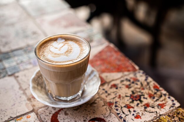 Latte weiße Kaffeetasse mit Herzformkunst im Café. Ansicht von oben. Platz kopieren.