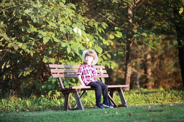 Laubfall im Park. Kinder für einen Spaziergang im Herbstpark. Familie. Fallen. Glück.