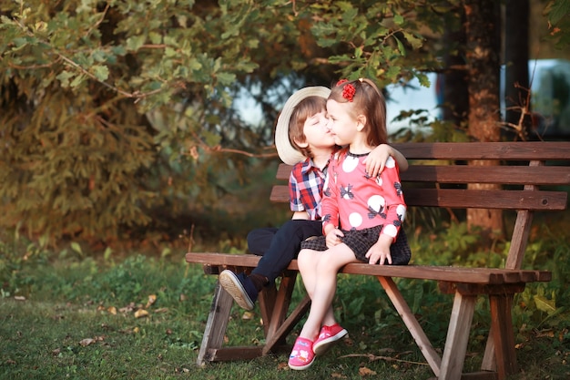 Laubfall im Park. Kinder für einen Spaziergang im Herbstpark. Familie. Herbst. Glück.