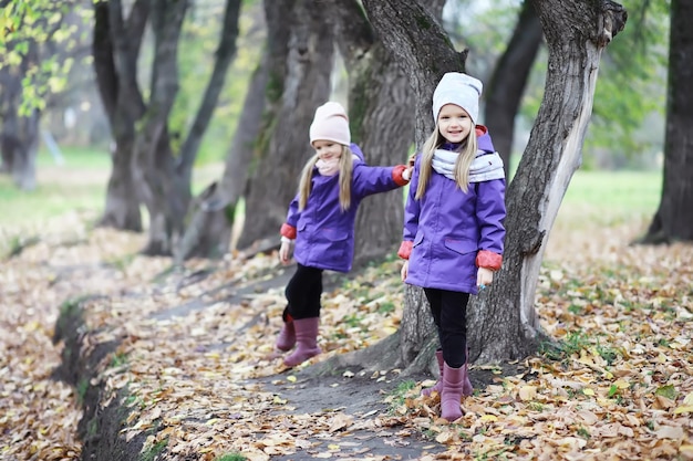 Laubfall im Park Kinder für einen Spaziergang im Herbstpark Familie Herbstglück
