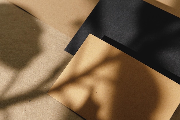 Laubschatten auf Papierhintergrund mit Visitenkarte