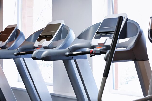 Laufbänder in einer Reihe in einem Fitnessstudio
