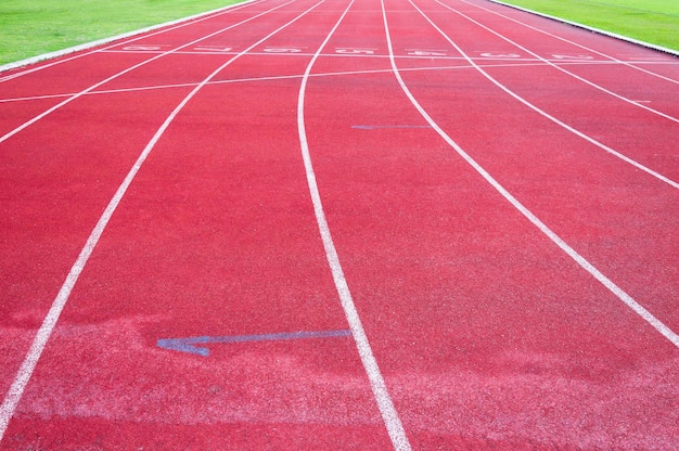 Laufbahn und grünes GrasDirekte Leichtathletik-Laufbahn im Sportstadion