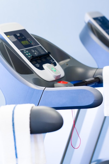 Laufbandmaschine in einem kleinen Fitnessraum.