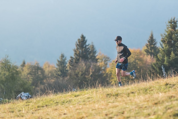 Laufen in Freiheit zwischen den herbstlichen Hügeln