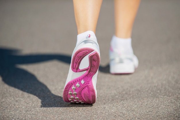 Laufen in Sportschuhen. Nahaufnahme einer Frau in Sportschuhen zu Fuß