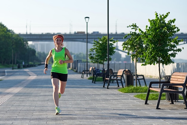 Laufende Frau am Ufer Joggen am Morgen Der Athlet trainiert