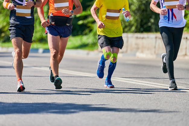 Laufende Männer. Sportmänner, die in Sportbekleidung auf Stadtstraße joggen