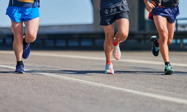 Laufende Männer. Sportmänner, die in Sportbekleidung auf Stadtstraße joggen