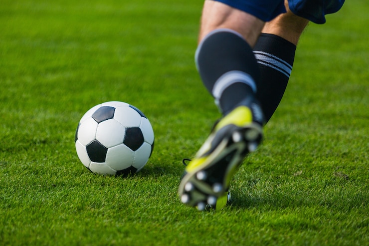 Foto laufender fußballspieler. fußball-fußball-hintergrund.
