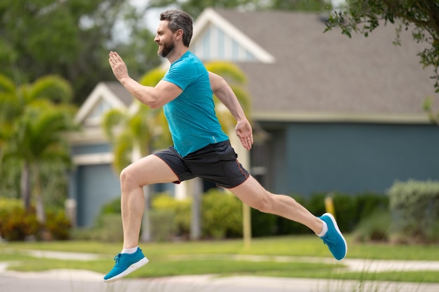 Laufender Mann sprintet Training im Freien fit Athlet Mann läuft auf amerikanischer Nachbarschaft sportlich fit ca