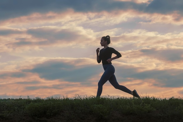 Laufendes Frauenmorgentraining. Läuferin. Joggen