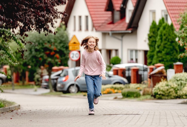 Laufendes jugendliches Mädchen