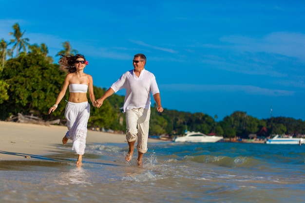 Laufendes Paar an einem tropischen Strand