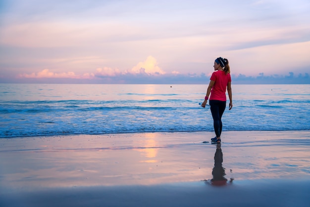 Laufendes Training des Mädchens, das morgens auf dem Strand rüttelt.