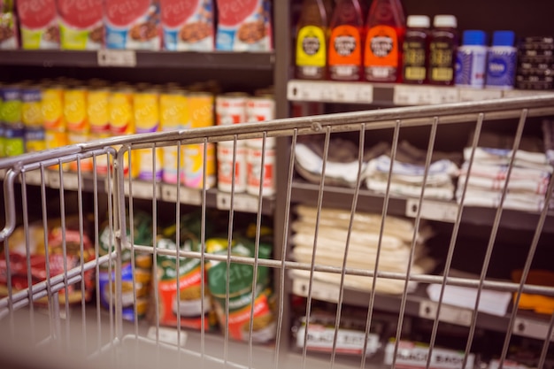 Laufkatze mit Produkt auf Regal im Supermarkt